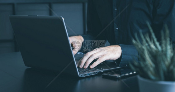 与一名拥有萨默耳机和笔记本的商人穆迪办公室采用搜索笔记本电脑图片
