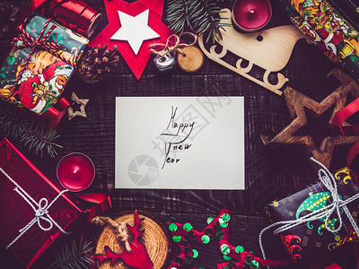 快乐的爱过多于圣诞快乐和新年带圣诞装饰的美丽卡片从上面看特写平铺祝贺爱人家亲戚朋友和同事圣诞快乐新年美卡片圣诞快乐新年漂亮卡片图片