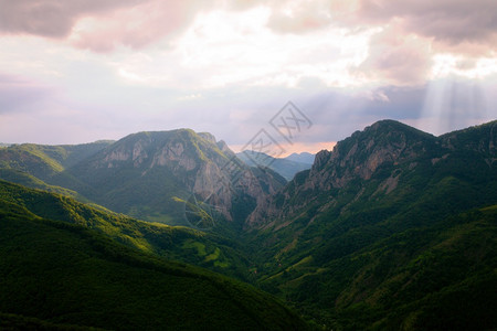 全景暴风从拉梅提峡谷的阿普塞尼山上袭来超过旅行图片