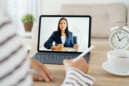 监视器聊天在平板牌上女商人在家工作石板上女商人在家里工作光着手看亚洲妇女电视会议与领导者在线的亚洲妇女视频会议亚洲人图片