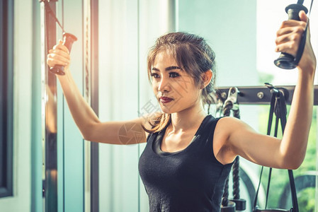 健身房运动锻炼的女性背景图片