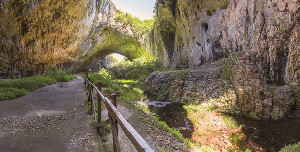 冒险保加利亚德维塔基村和奥萨姆河附近德维塔什卡洞穴内的全景保加利亚德维塔什卡洞穴旅游地标图片