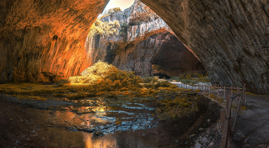 结石德韦塔什卡保加利亚德维塔基村和奥萨姆河附近德维塔什卡洞穴内的全景保加利亚德维塔什卡洞穴魔法图片