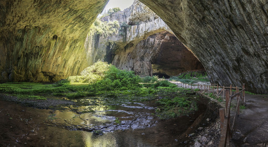 岩石入口保加利亚德维塔基村和奥萨姆河附近德维塔什卡洞穴内的全景保加利亚德维塔什卡洞穴图片