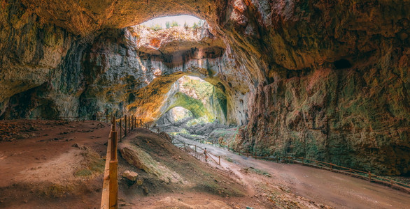内部的靠近德韦塔什卡保加利亚德维塔基村和奥萨姆河附近德维塔什卡洞穴内的全景保加利亚德维塔什卡洞穴图片