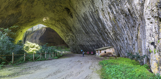 村庄地标开花保加利亚德维塔基村和奥萨姆河附近德维塔什卡洞穴内的全景保加利亚德维塔什卡洞穴图片