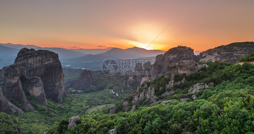 希腊Kalambaka镇附近Meteora修道院全景日落风时Meteora修道院全景色萨利欧洲观图片