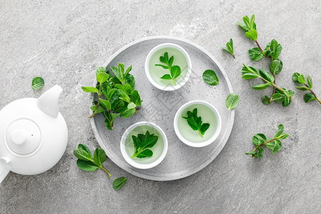 在传统小杯子和新鲜叶中的草药薄荷茶健康的抗氧化剂饮料松弛热的自然图片