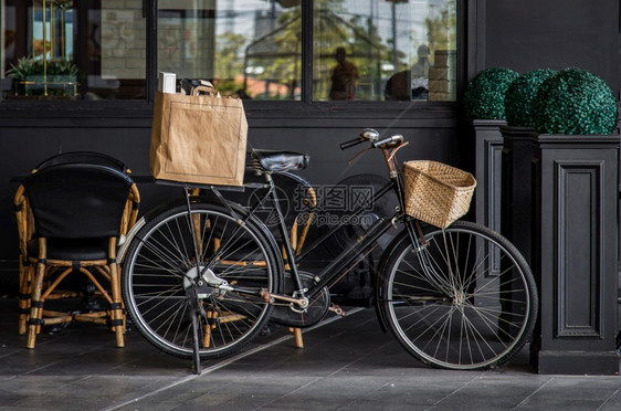 咖啡店潮人在馆和餐前停放的黑色旧自行车外部设计和前台装饰有选择的焦点餐厅外观图片