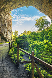 保加利亚德维塔基村和奥萨姆河附近德维塔什卡洞穴内的全景保加利亚德维塔什卡洞穴旅游草行图片