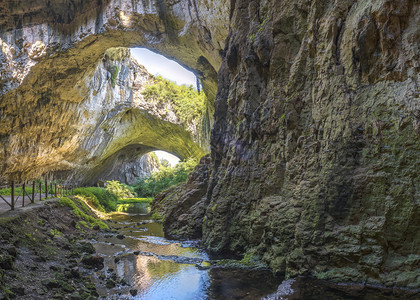 内部的旅行魔法保加利亚德维塔基村和奥萨姆河附近德维塔什卡洞穴内的全景保加利亚德维塔什卡洞穴图片
