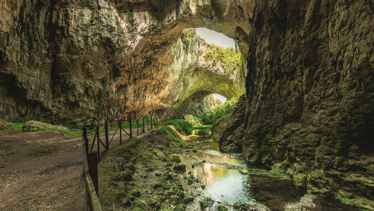 保加利亚德维塔基村和奥萨姆河附近德维塔什卡洞穴内的全景保加利亚德维塔什卡洞穴韦基生态山图片