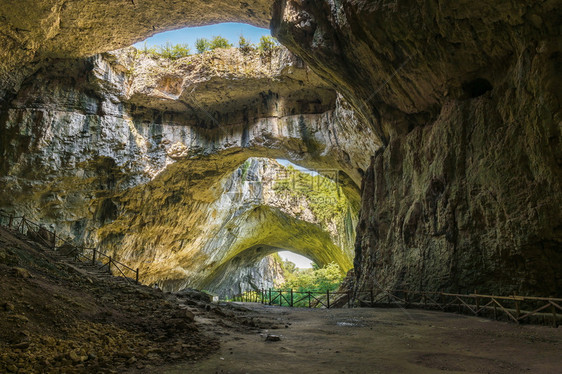 保加利亚德维塔基村和奥萨姆河附近德维塔什卡洞穴内的全景保加利亚德维塔什卡洞穴入口开花旅游图片