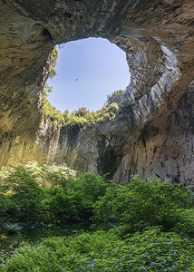 冒险里面内部的保加利亚德维塔基村和奥萨姆河附近德维塔什卡洞穴内的全景保加利亚德维塔什卡洞穴图片