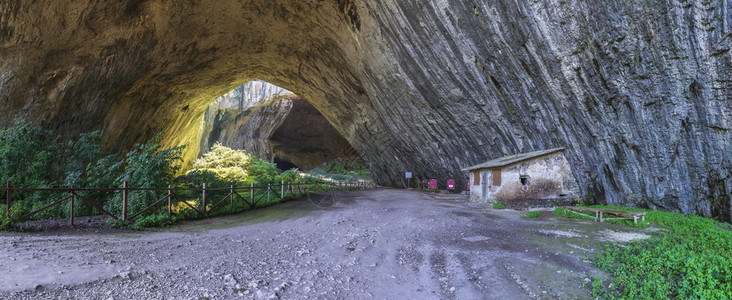 目的地郁葱保加利亚德维塔基村和奥萨姆河附近德维塔什卡洞穴内的全景保加利亚德维塔什卡洞穴钟乳石图片