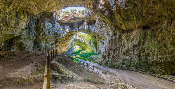 入口门户14冒险保加利亚德维塔基村和奥萨姆河附近德维塔什卡洞穴内的全景保加利亚德维塔什卡洞穴图片