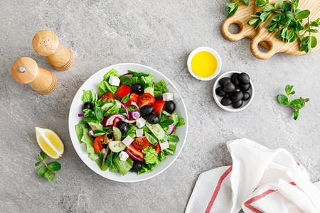 带生菜橄榄和乳酪的新鲜蔬菜格瑞克沙拉顶视图美味的午餐厨房图片