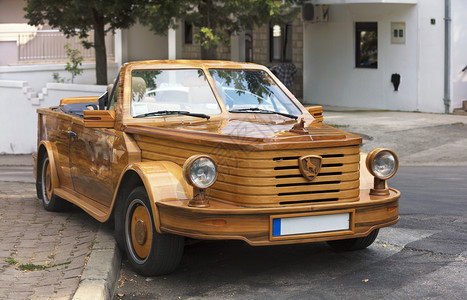 象征黑山布德瓦街上大型木制小轿车用体造由不同种类的木制大敞篷车身体传奇的图片