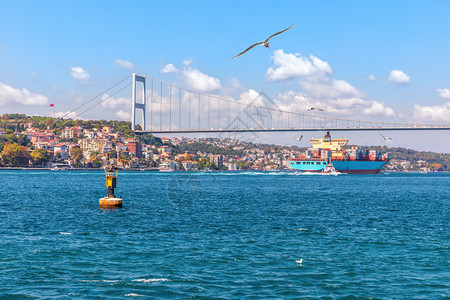 法蒂赫国际的FatihSultanMehmet桥货船和Bosphorus观点伊斯坦布尔贸易图片