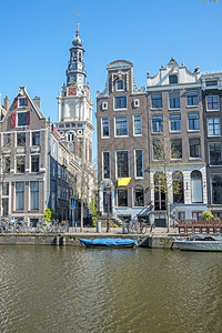 树夏天镇荷兰阿姆斯特丹市风景与Zuiderkerk图片