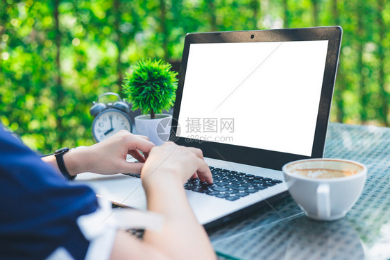 杯子在办公室外用笔记本咖啡时钟智能电话和笔记本工作的商业女笔记本电脑技术图片