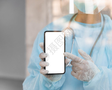 互联网药物指向空白屏幕智能手机的医生查看图片