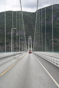 哈当厄尔峡湾联系Hardanger峡湾上空的吊桥连接图片