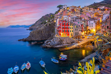 黄昏颜色Riomagiore欧洲辛克特地环球中海山脉多彩的城市风景如画图片
