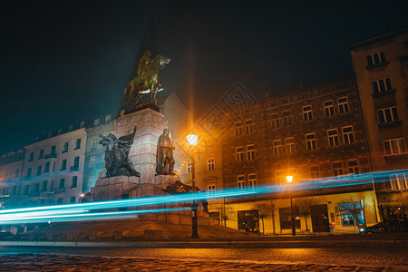 波兰克拉科夫的Grunwald纪念碑长期于白化黄昏镇吸引力地标图片