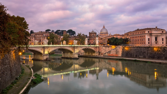 反射建筑学上午圣彼得大教堂和维托里奥埃马纽尔二桥意大利罗马地标图片
