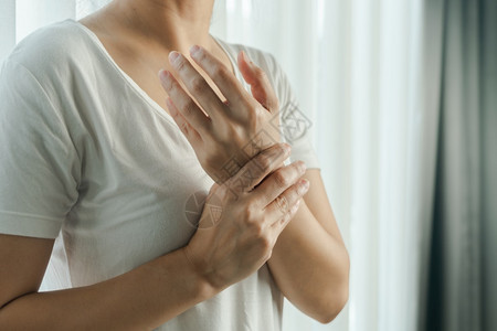 红色的抽筋妇女手腕膀臂疼痛办公室综合症保健和医学概念压力图片