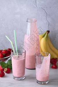 喝杯新鲜准备的香蕉草莓冰淇淋饮料果汁自制一种图片