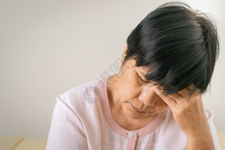 人类年长的老妇女头痛精神紧张偏头痛老年妇女偏头痛高龄概念的保健问题图片