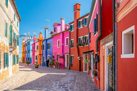 意大利威尼斯布拉诺市中心的多彩房屋清蓝天空著名的地标传统图片
