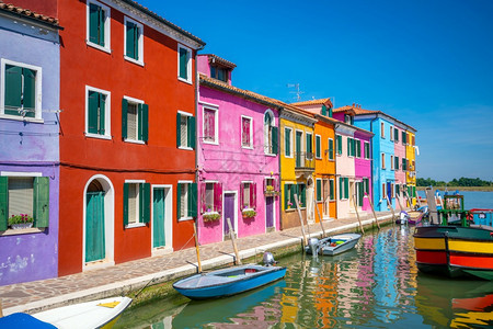 夏天著名的船意大利威尼斯布拉诺市中心的多彩房屋清蓝天空图片