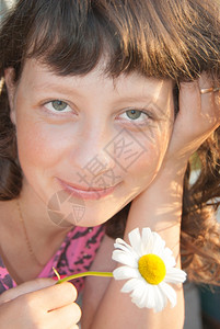 一个带着白花的年轻微笑女孩白色人们幸福图片