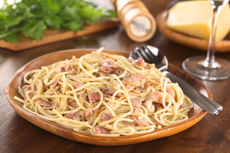 SpaghettiallaCarbonara在木板上服务选择焦点餐三分之一卡巴拉木制的意大利细面条图片
