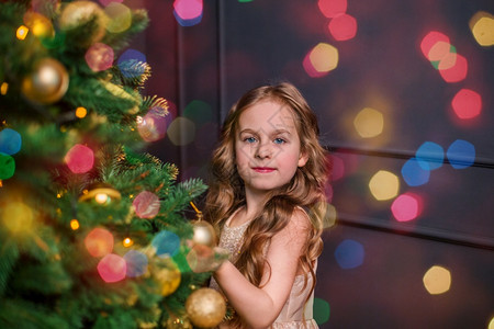 圣诞树下的可爱女孩图片