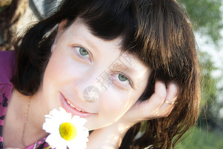 愉快一个带着白花的年轻微笑女孩一种人们图片