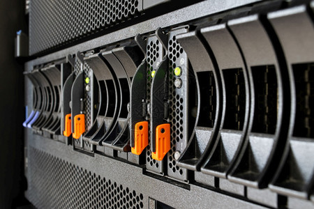 固态硬盘数字的计算机服务器主和硬磁盘驱动器在计算机服务数据中心与LED一起存储LED用于云服务和托管信息基础设施计算机服务器面板图片