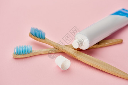 粉蓝背景下的牙刷与牙膏背景图片