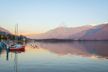 丰富多彩的帆船日落时分在阿尔卑斯山壮丽的湖上色彩缤纷的红船意大利伦巴第区洛韦雷市的伊塞奥湖全景放松图片