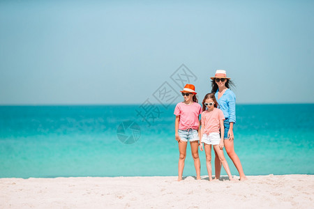 热带沙滩上度过暑假的幸福美满家庭图片