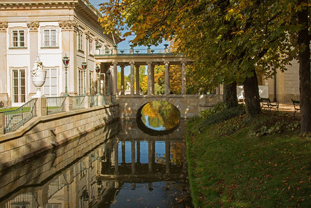 地标建造旅行波兰华沙瓦津基皇家公园在秋天水上宫殿看运河和桥梁在水中的倒影平视图图片