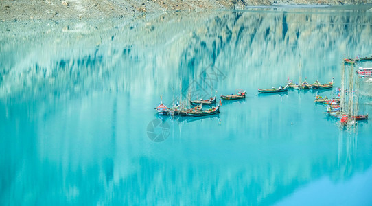 风景优美绿色蓝的巴基斯坦GojalHunzaGilgitBaltistan山的绿石阿塔巴德湖图片