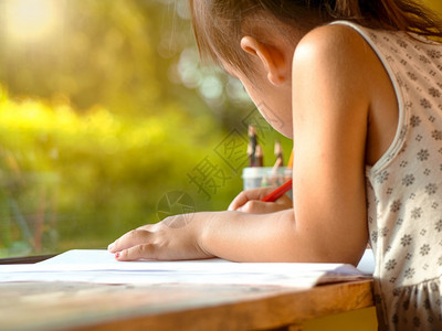 趴在阳台上写字的小女孩图片