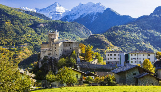 高山欧洲令人印象深刻的阿尔卑斯山脉景观美丽的城堡和葡萄园山谷意大利北部奥斯塔意大利语图片