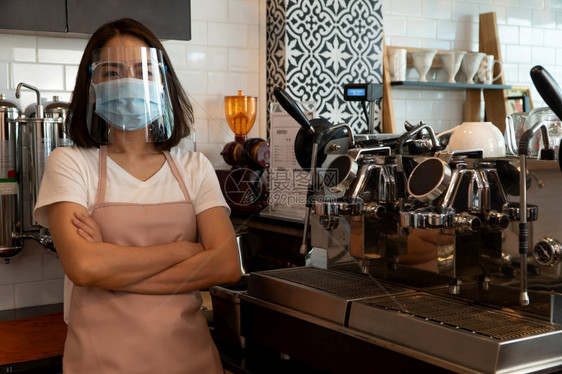 酒吧人们一个戴着面罩站在咖啡店的亚洲女服务员小商主和以咖啡店概念开业的亚洲女服务员肖像亚洲人图片