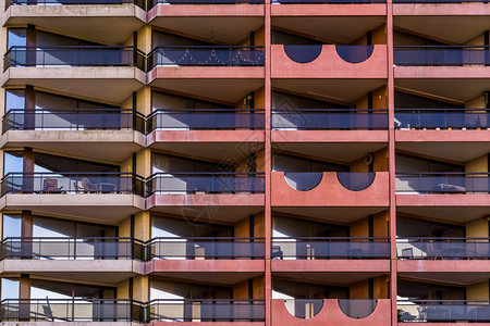 复古的正面现代公寓楼群有丰富多彩的阳台比利时建筑的图片