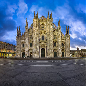 米兰大教堂和Duomo广场上午意大利米兰天际线地标正方形图片